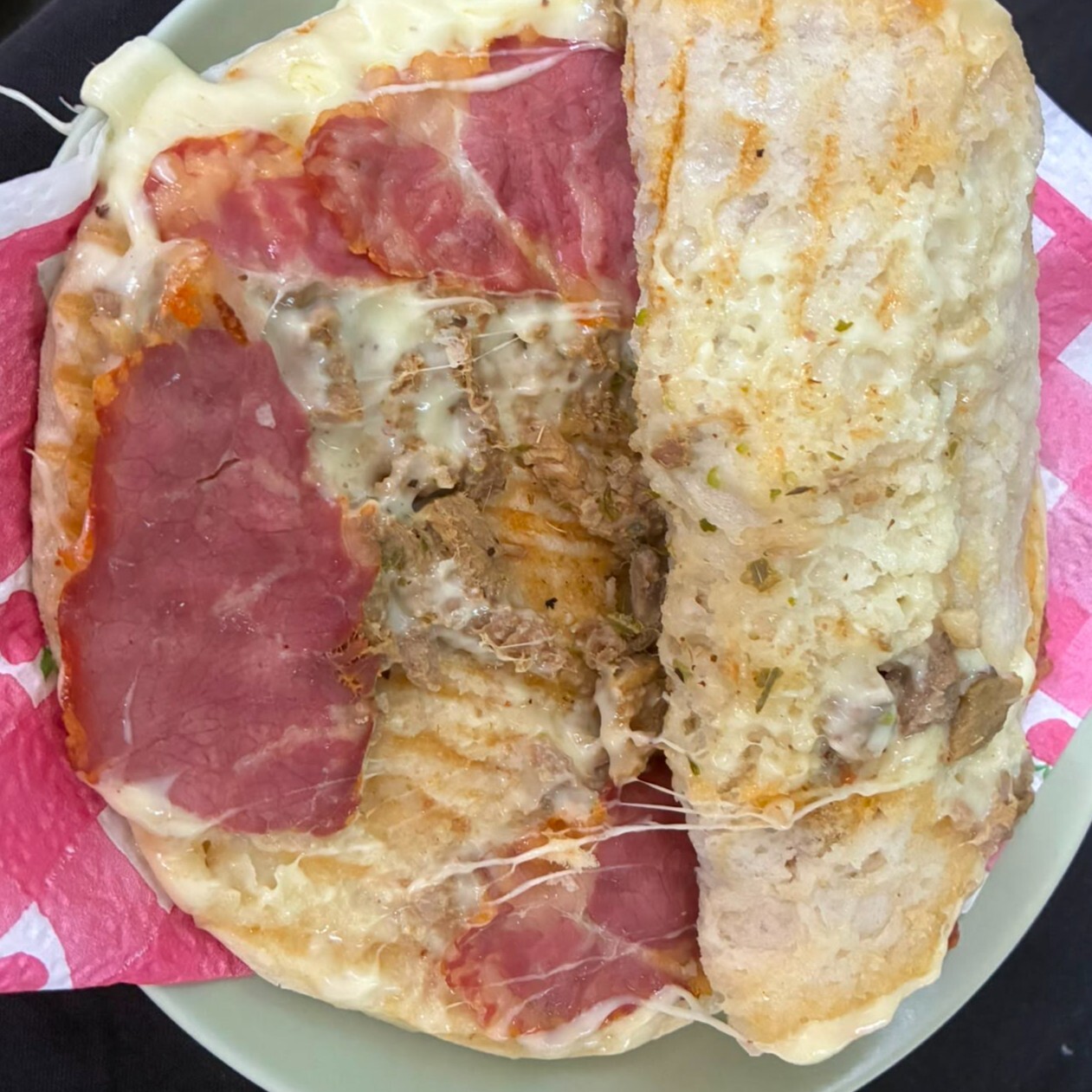 Kavurma kaşar pastırmalı tost
