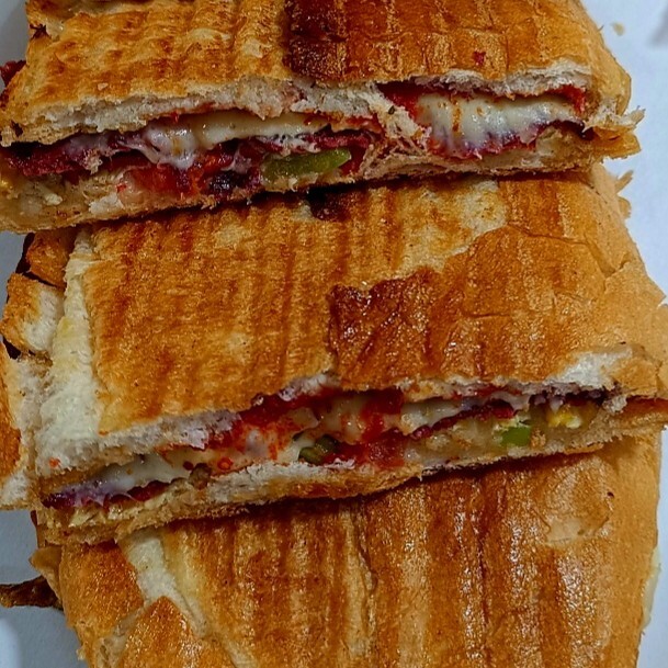Bakkal Ekmegine Sucuklu Kaşarlı Tost