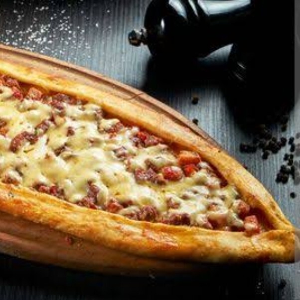 Kuşbaşılı Kaşarlı Pide