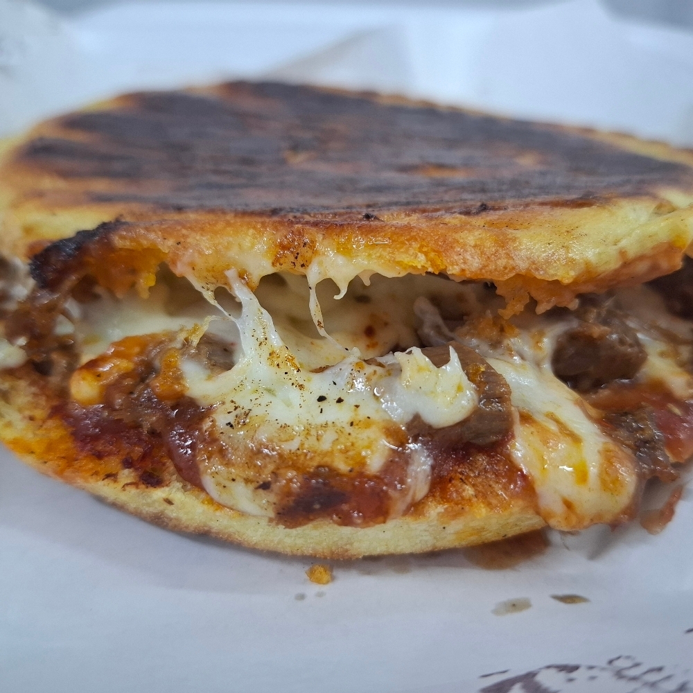Kavurma Kaşarlı Bazlama Tostu (Sanayi Usulü)