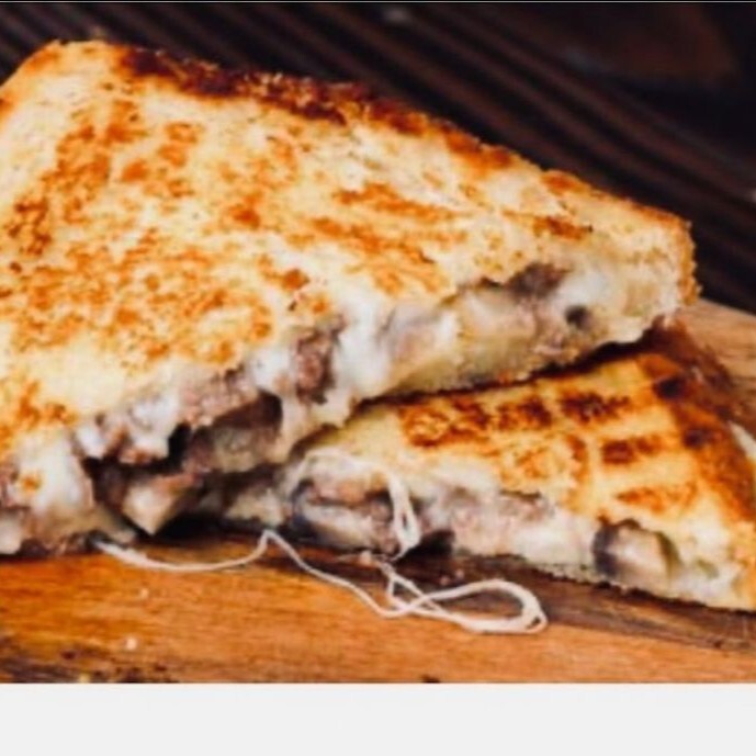 Ayvalık Ekmeğine Kavurmalı Kaşarlı Tost(Premium)