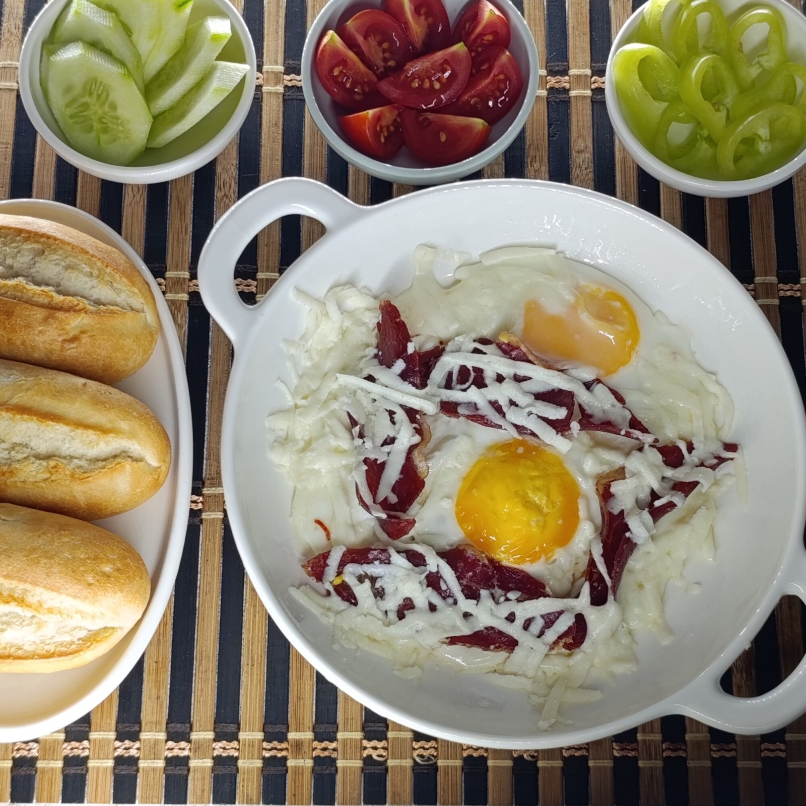 Sahanda Pastırmalı Kaşarlı Yumurta