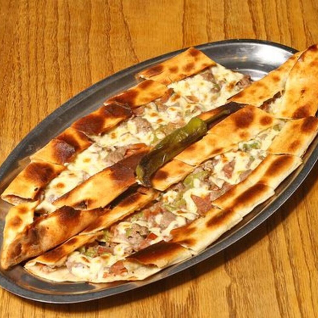 Kuşbaşılı Köz Patlıcanlı Kolot Peynirli Pide