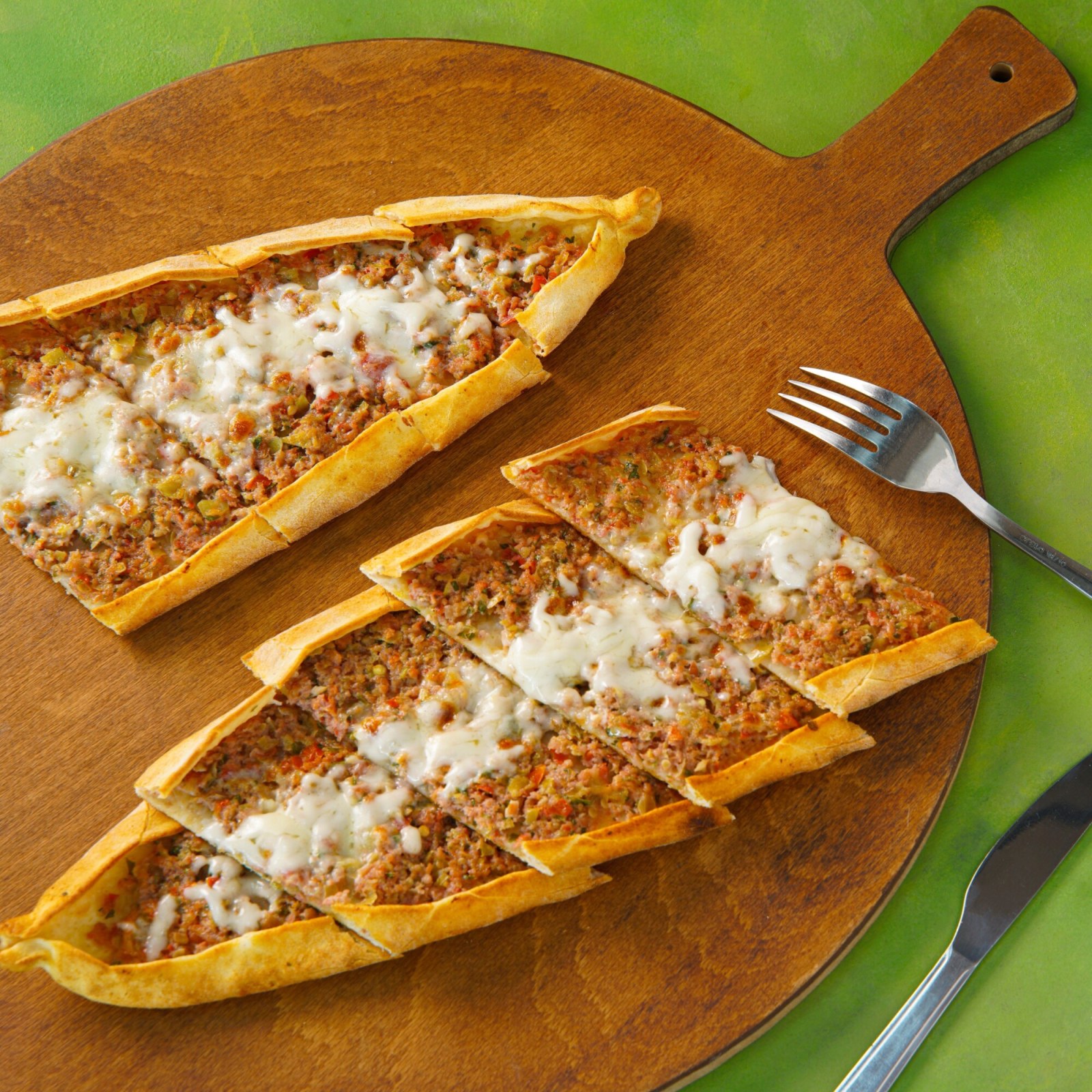 Kıymalı Kaşarlı Pide