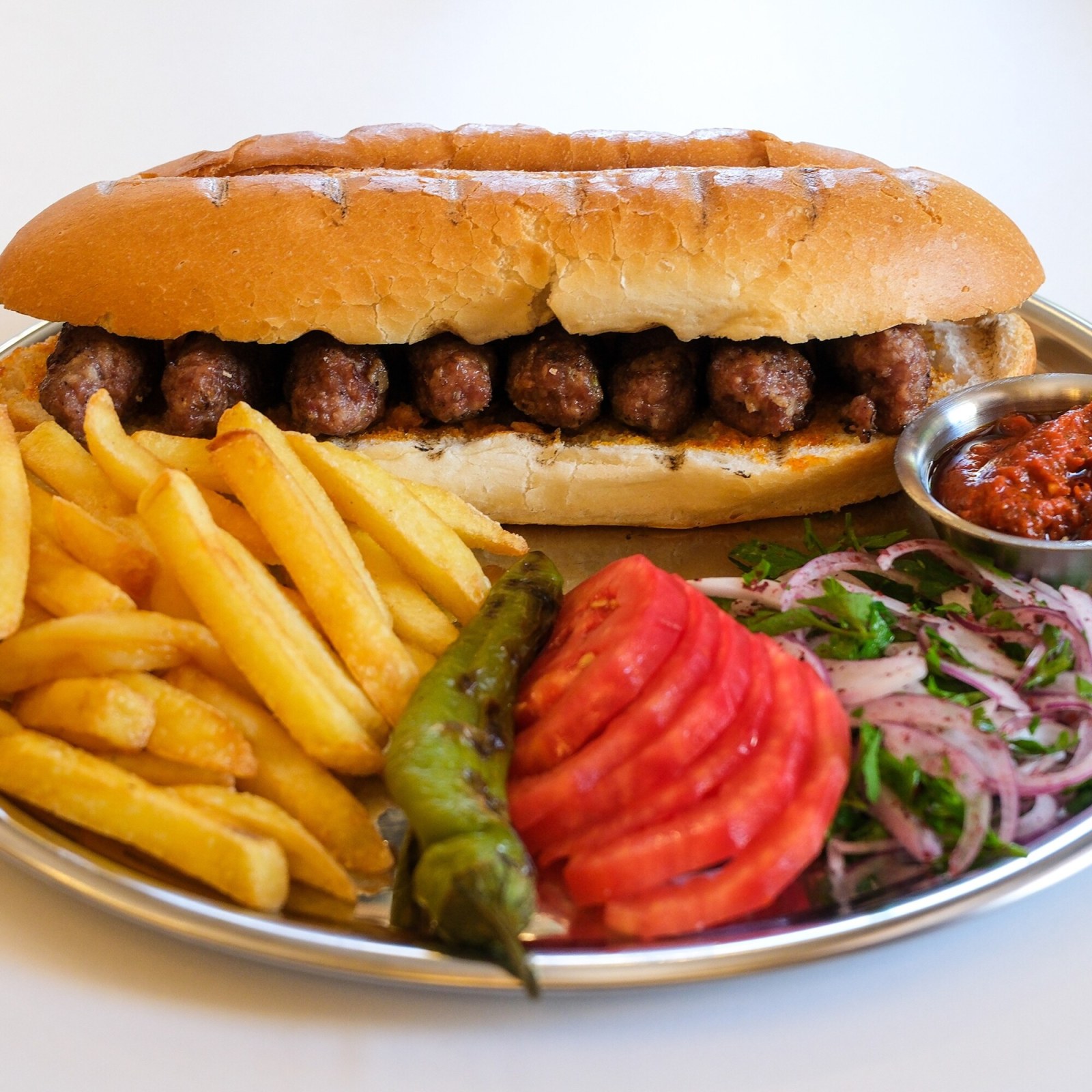 Ekmek Arası İnegöl Köfte (1 Porsiyon)