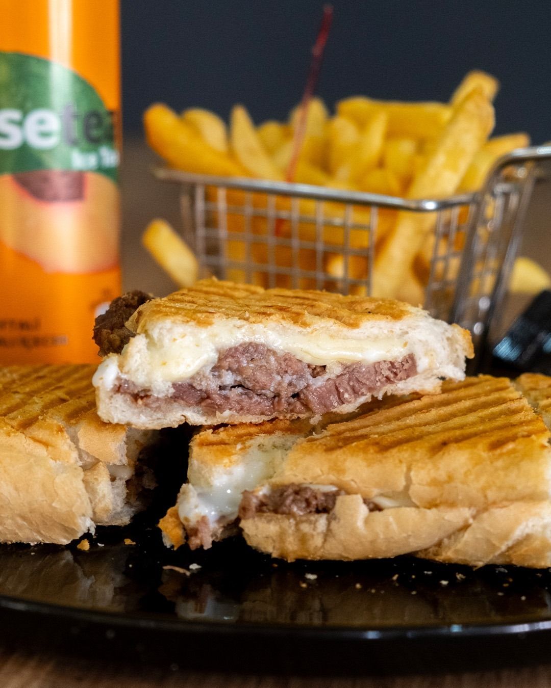 Kavurmalı Kaşarlı Tost