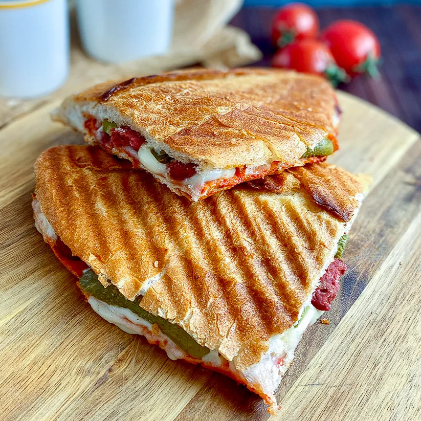 Yarım Ekmek Arası Sucuklu Kaşarlı Tost