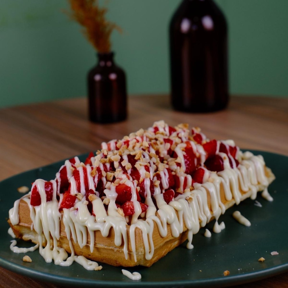 Beyaz Çikolatalı Çilekli Waffle (Belçika Hamur)