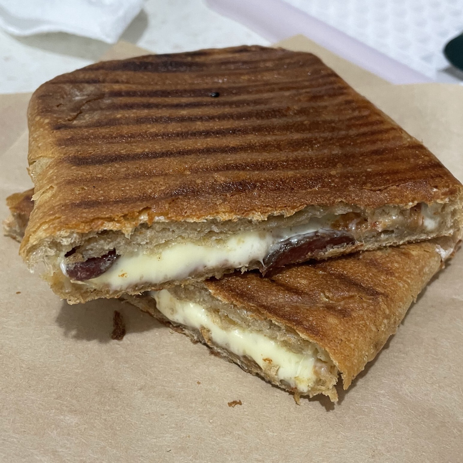 Yarım Ekmek Kaşarlı Kavurmalı Tost
