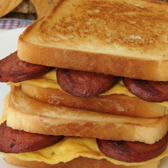 Tava Ekmeğinde Karışık Yumurtalı Tost