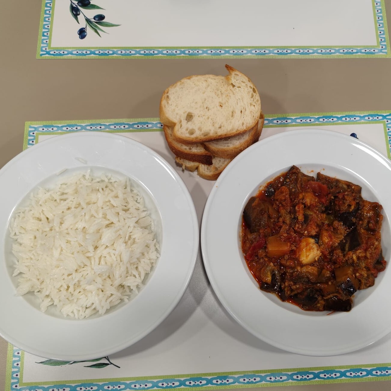 Kırmızı Etli Güveç ve Pirinç Pilavı