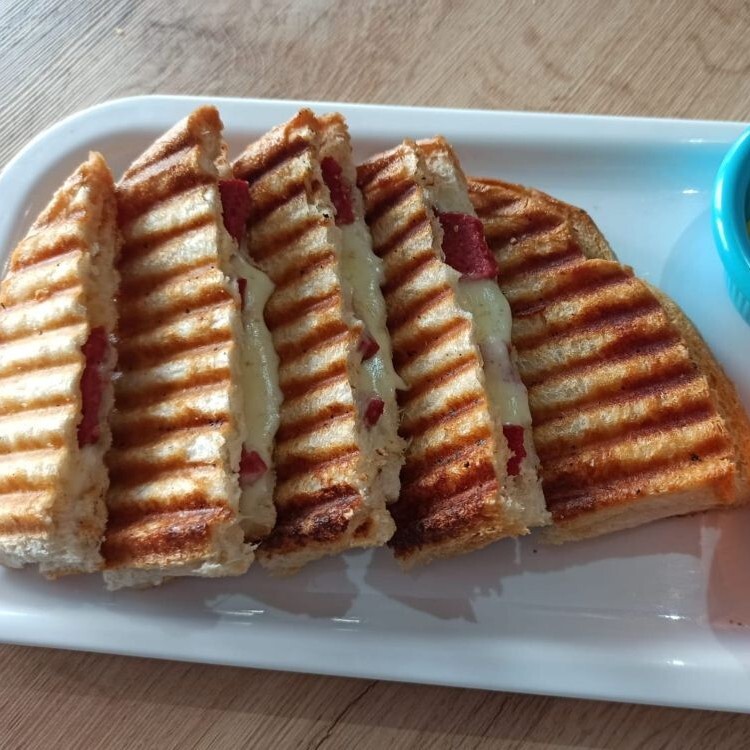 Ayvalık Sucuklu Kaşarlı Tost