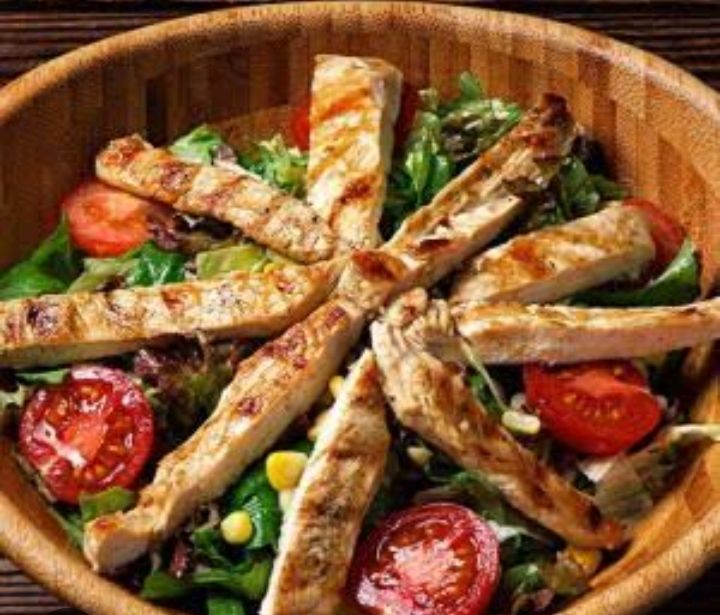 Izgara Tavuk Ve Akdeniz Yeşillikleri Salatası