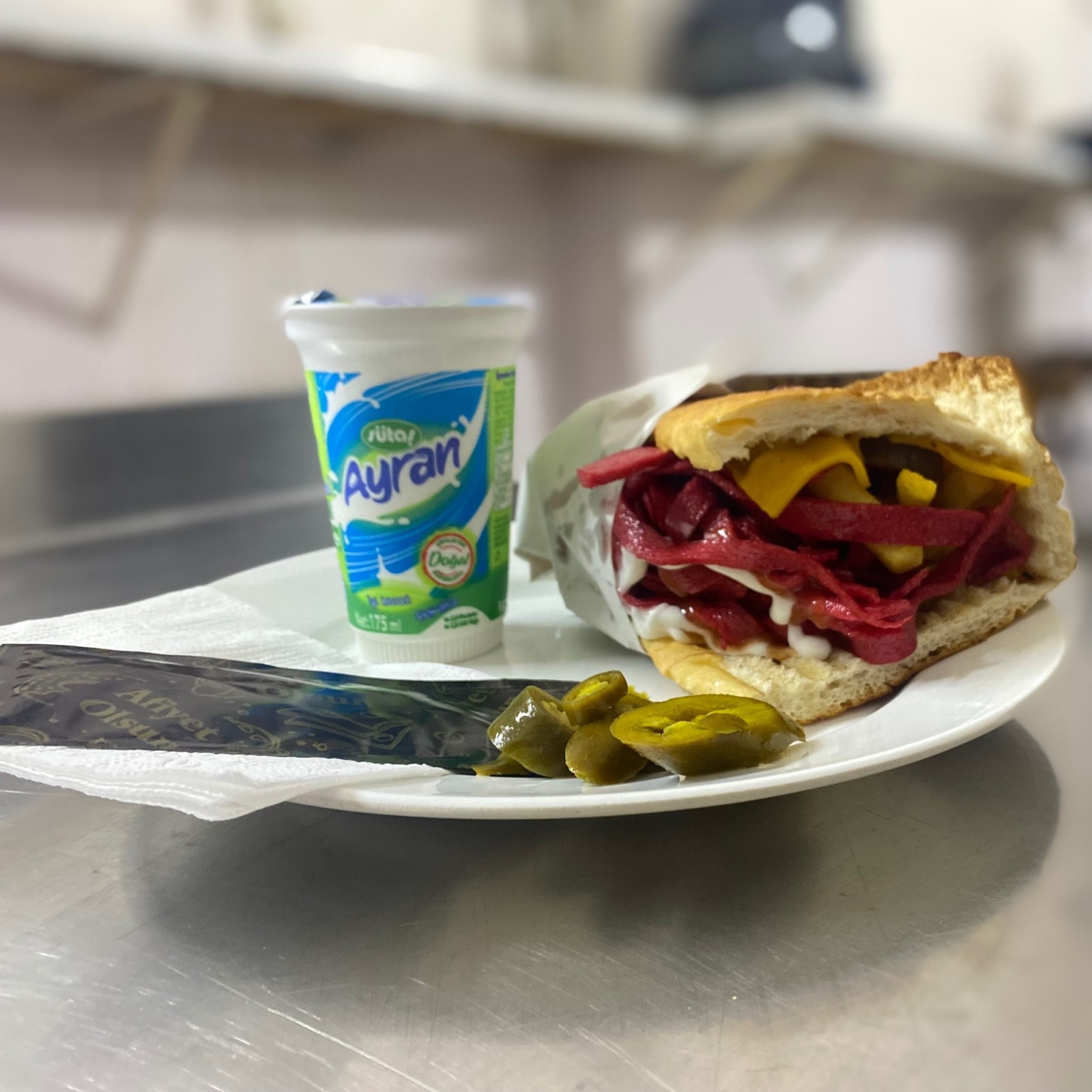 Patsocu Ferroo Special’s Yarım Ekmek Arası Salçalı Patso+SÜTAŞ AYRAN(175CL)