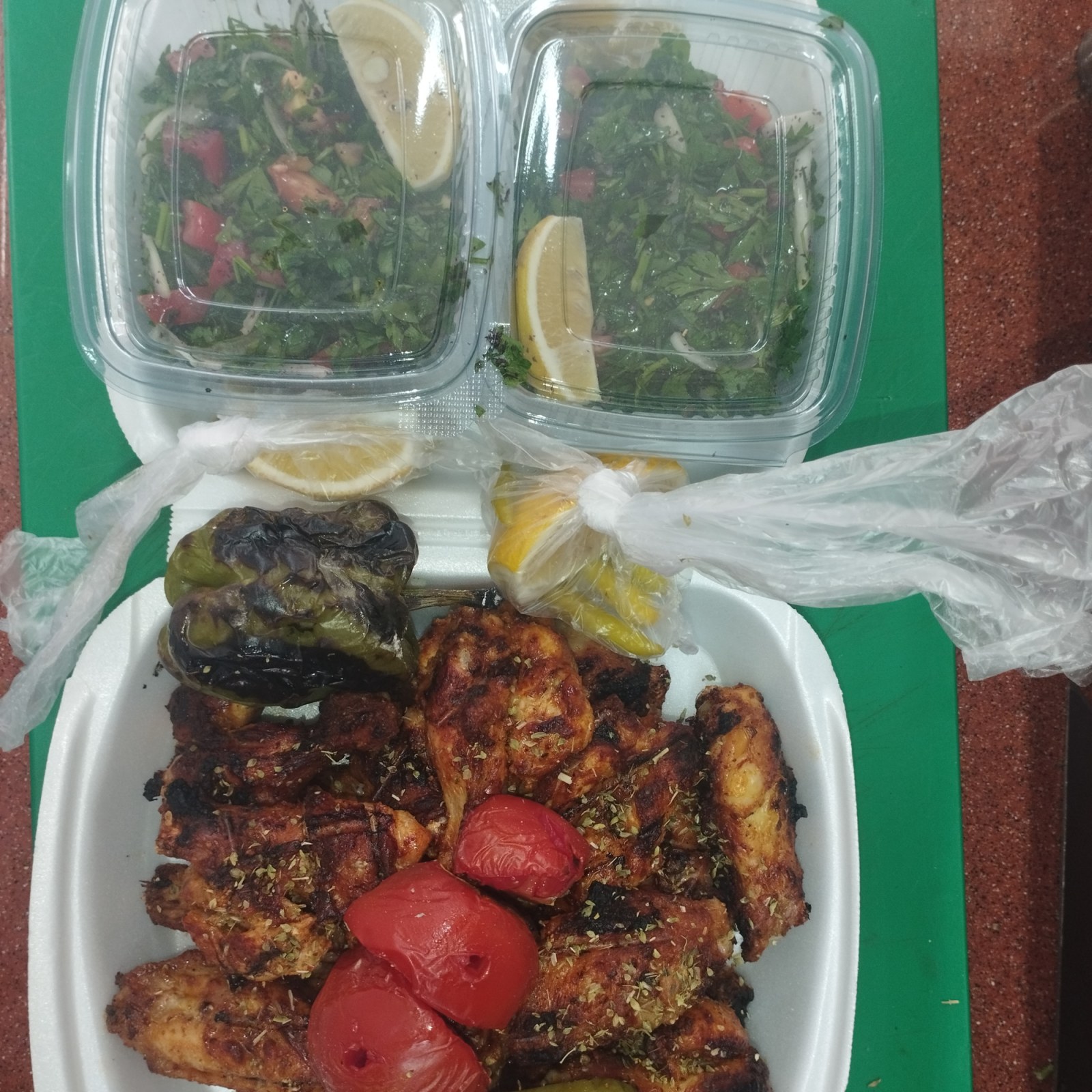 (2 kg) Tavuk Pirzola + (2.5 lt) Cola + 2 Duble Salata + (4 Adet) Pide Ekmek