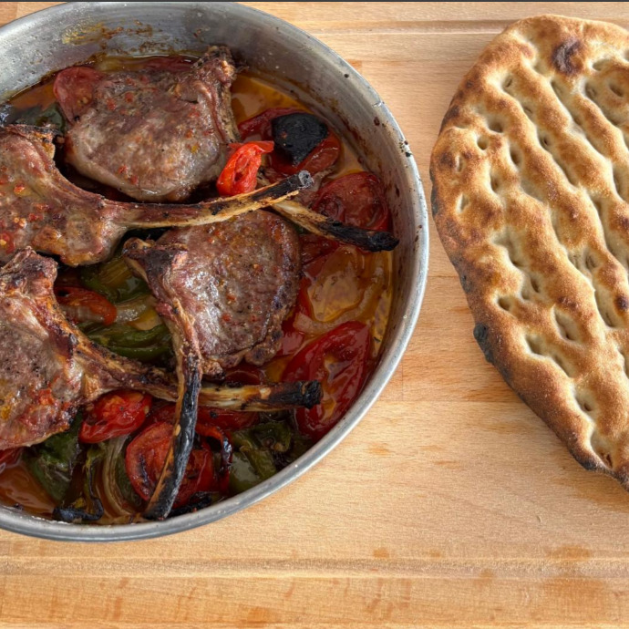 Eli Böğründe Pirzola (Fırında)