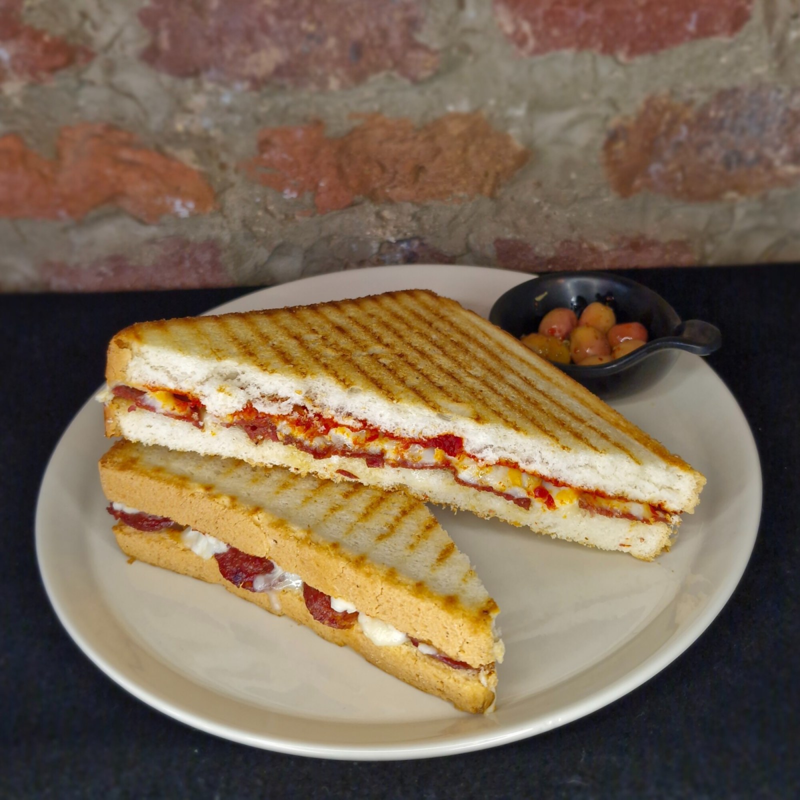 Sucuklu Dev Kare Tost