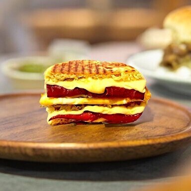 Baz Yumurtalı, Pastırmalı Tost (Osmanlı Tostu)