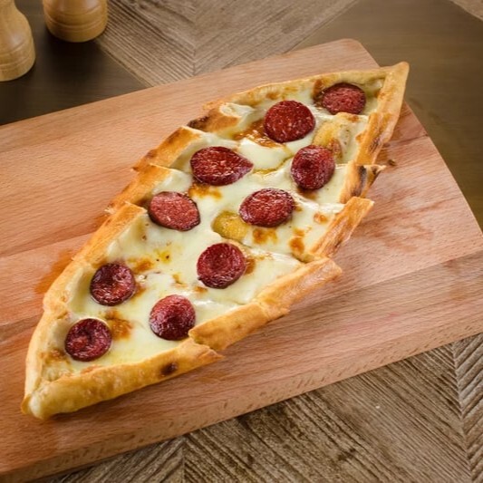 Kaşarlı Sucuklu Pide