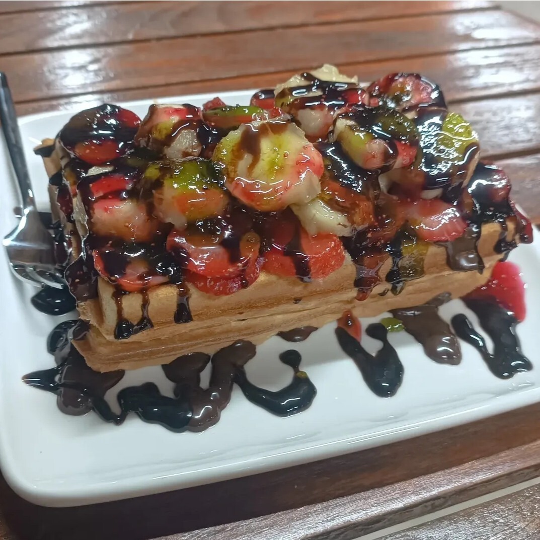 Çift Kat Çikolatalı Meyveli Waffle