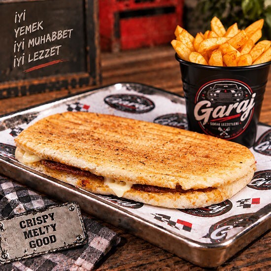 Sucuklu Kaşarlı Tost + Patates