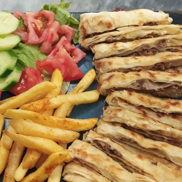 Kaşarlı Gözleme & Patates Kızartması +tatlı & Coca-Cola (33 cl.)