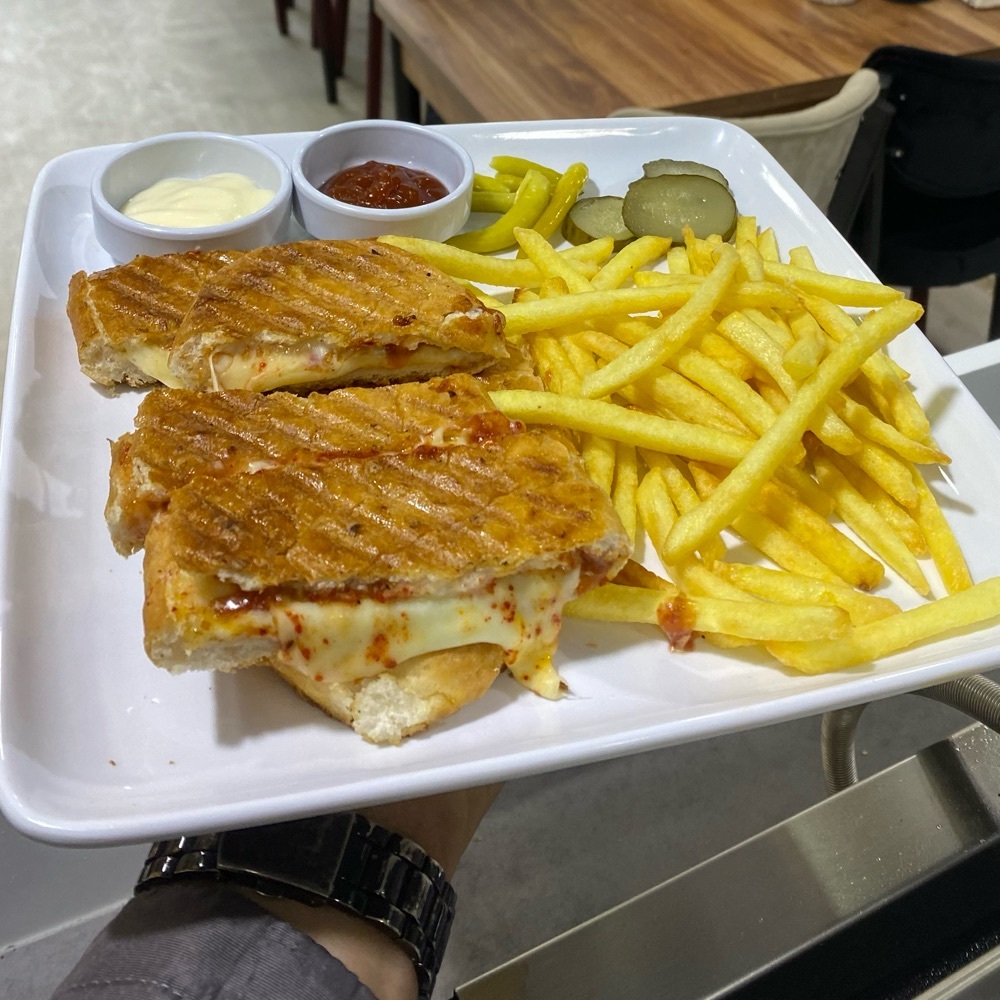 Karışık Tost(sucuk,kaşar) kızartma beraber