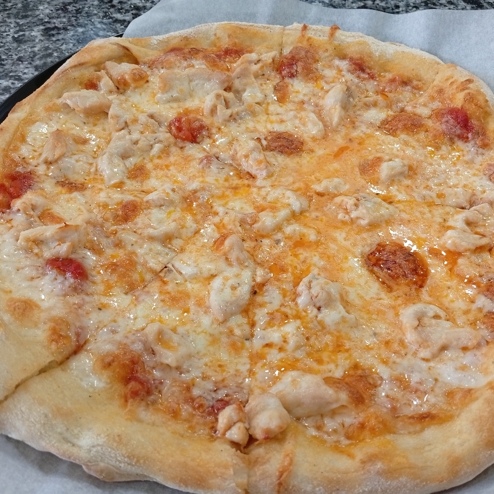 Napolitan Soslu Tavuklu Pizza (2-3Kişilik)