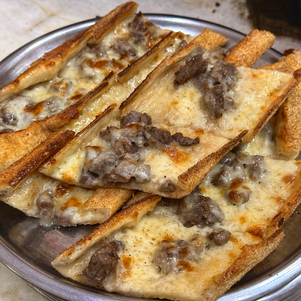 Kuşbaşılı Kaşarlı Pide
