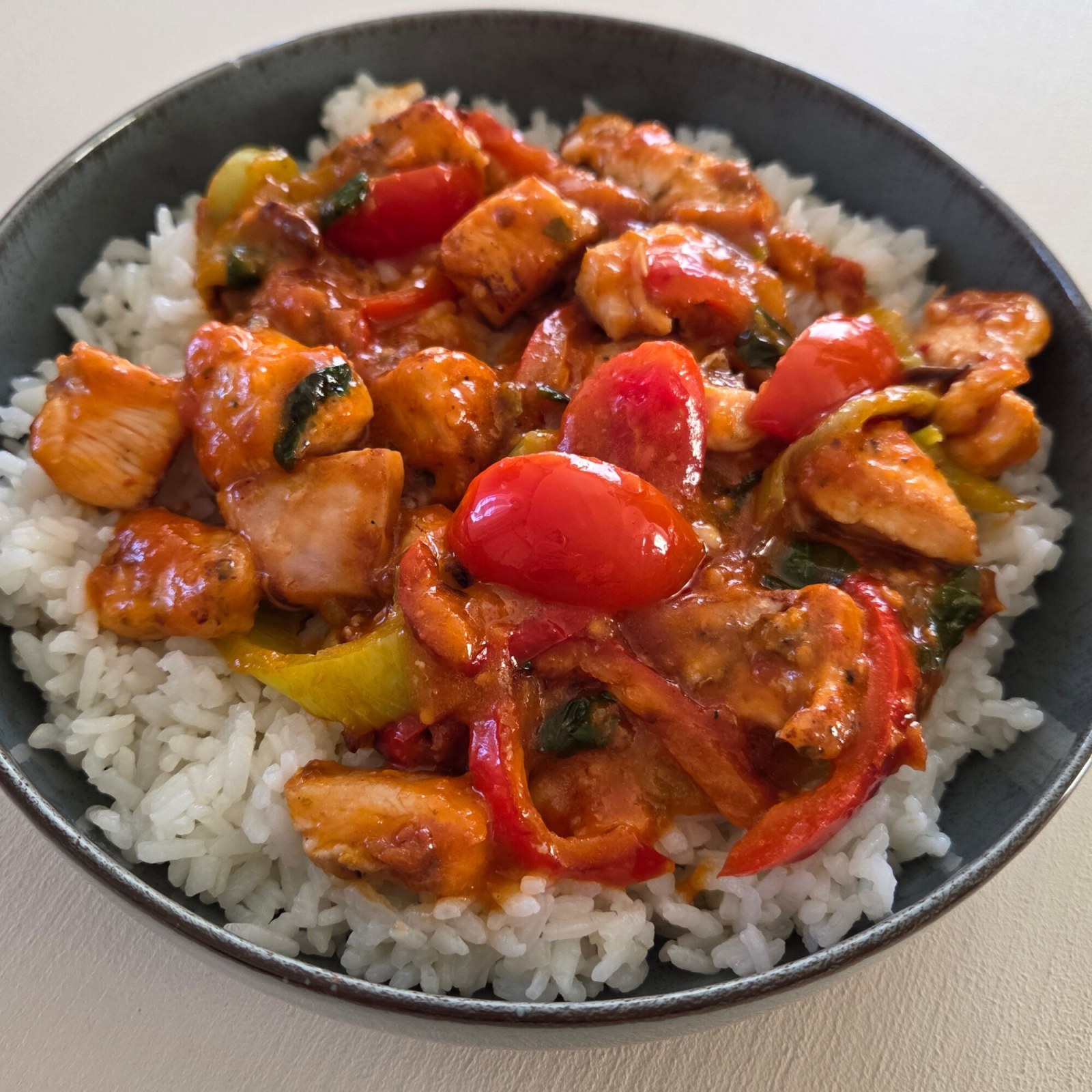 Pilav üstü Arrabbiata Soslu Tavuk Menü