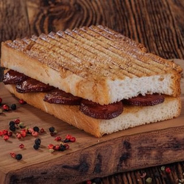 Tava Ekmeğinde Sucuklu Tost