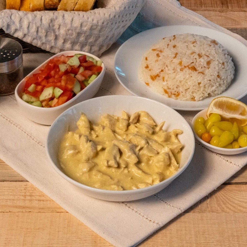 Köri Soslu Tavuk + Sade Pirinç Pilavı + Yoğurt veya Salata