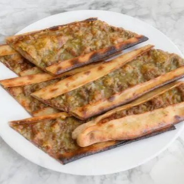 Recai Böreği (Et Ve Küflü Peynirli Pide)