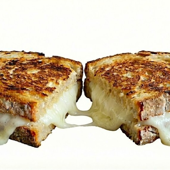 Ekşi Mayalı Ekmeğe Beyaz Peynirli Tost