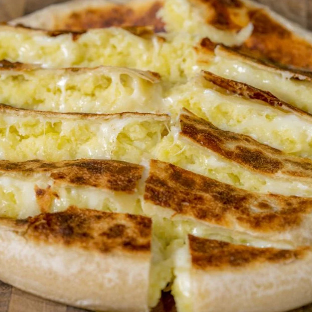 Bazlamada Kaşarlı Tost