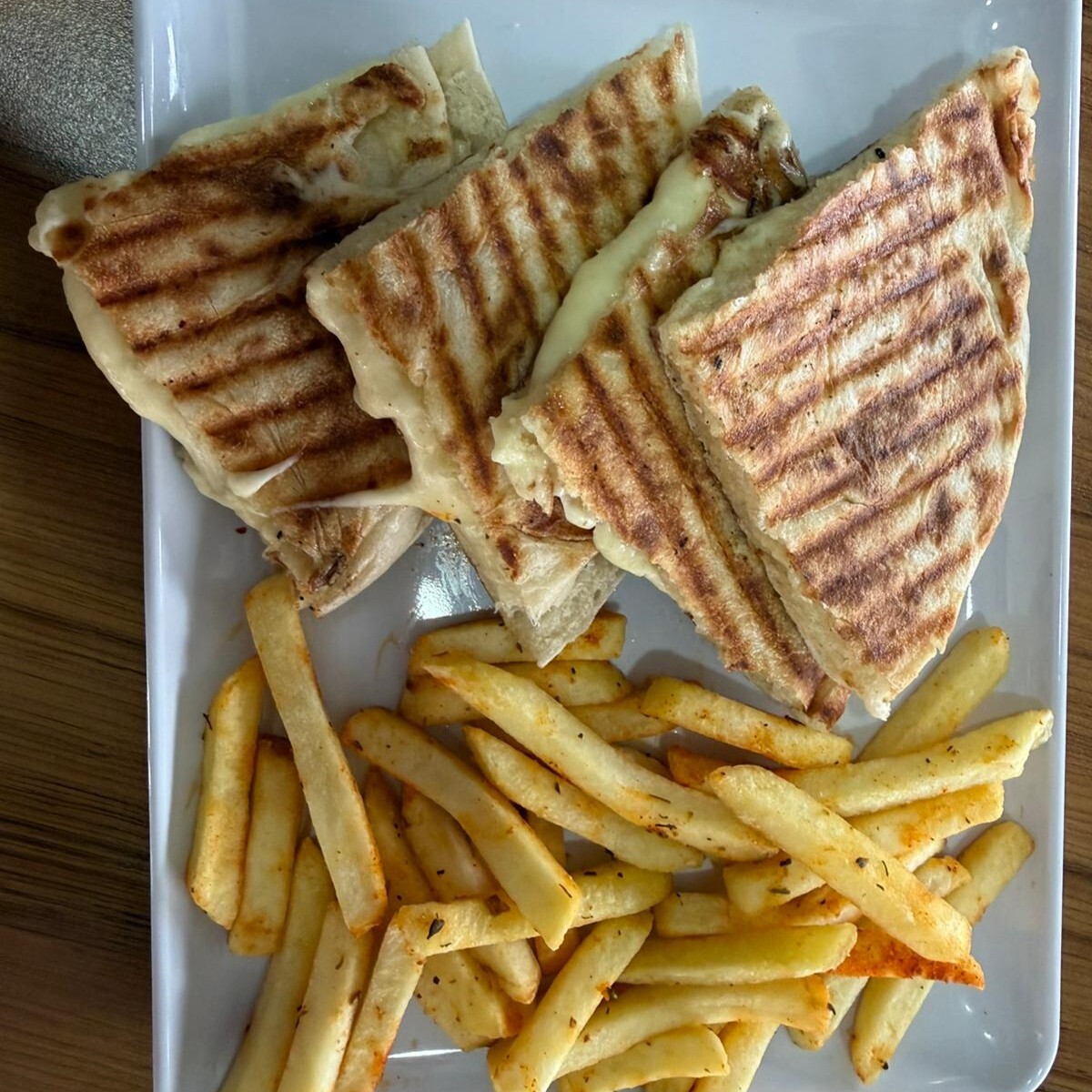 Kavurmalı Kaşarlı Bazlama Tost
