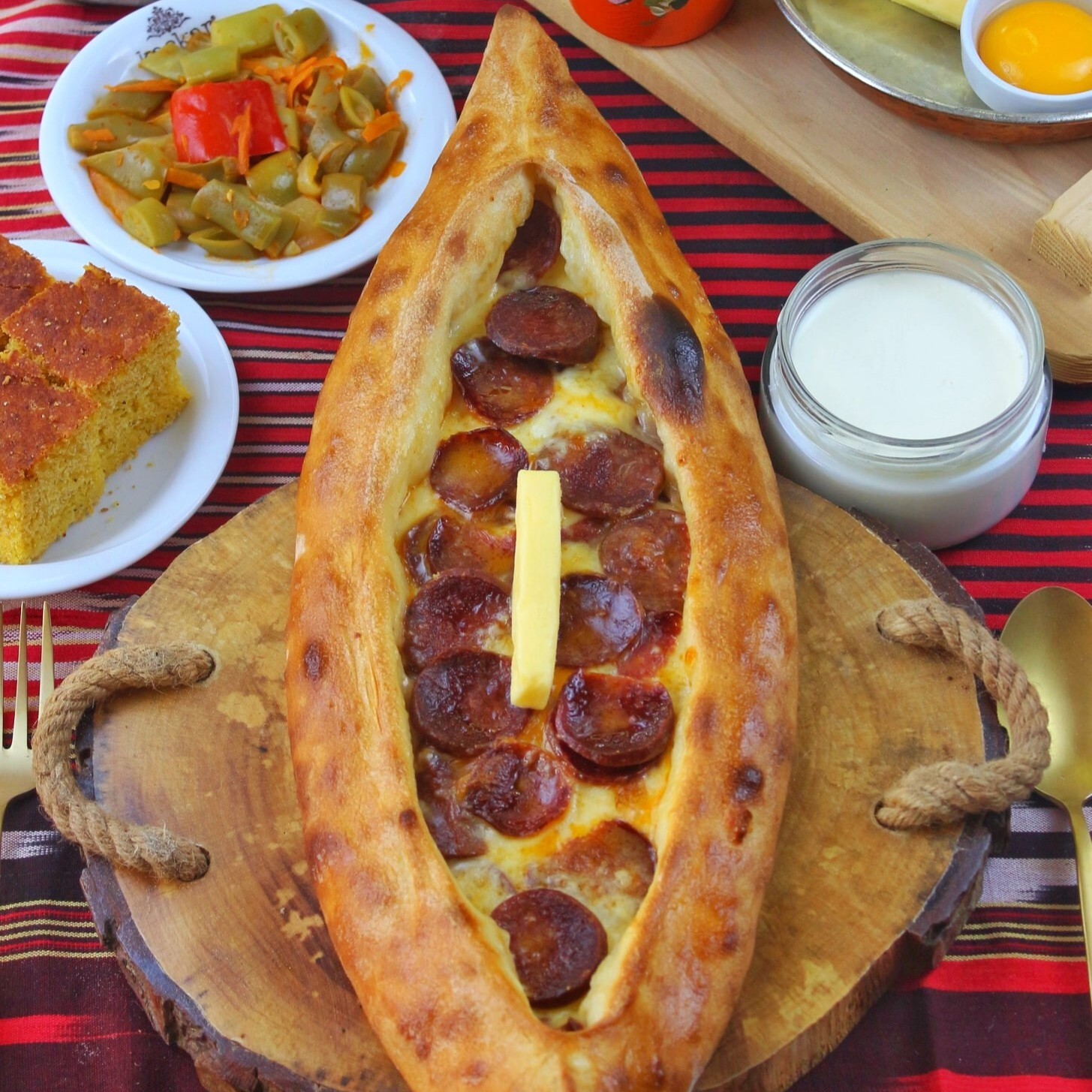 Peynirli Sucuklu Pide