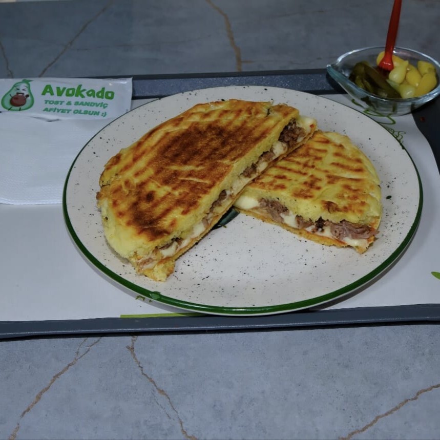 Bazlama Ekmek Arası Kavurmalı Kaşarlı Tost