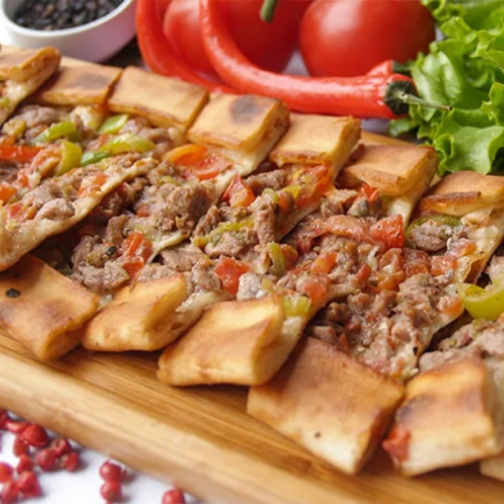 Kuşbaşı kaşarlı pide