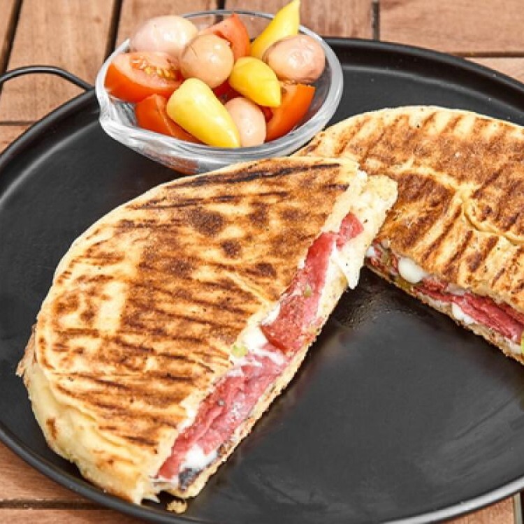 Bazlama Ekmek Pastırmalı Tost