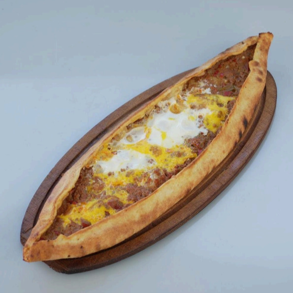 Kıymalı Yumurtalı Pide