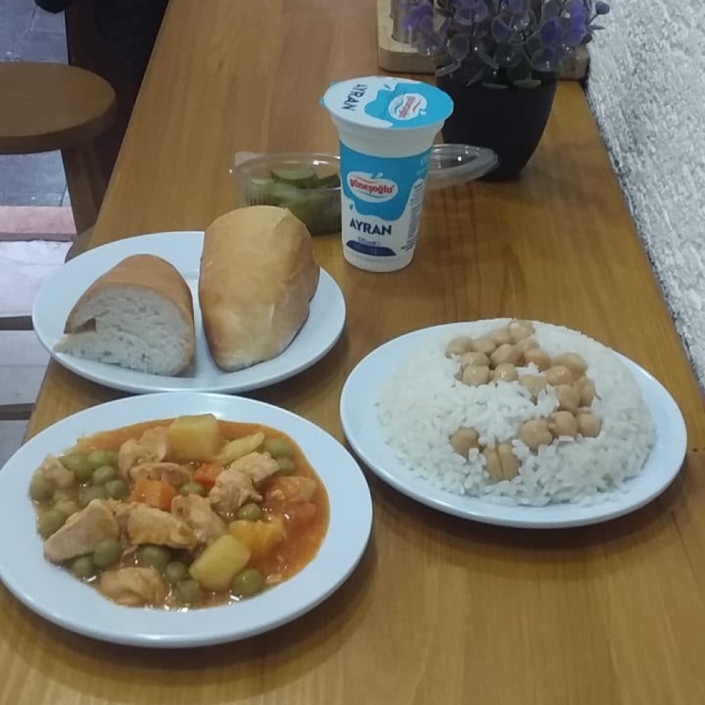 Tavuklu bezelye pilav ayran