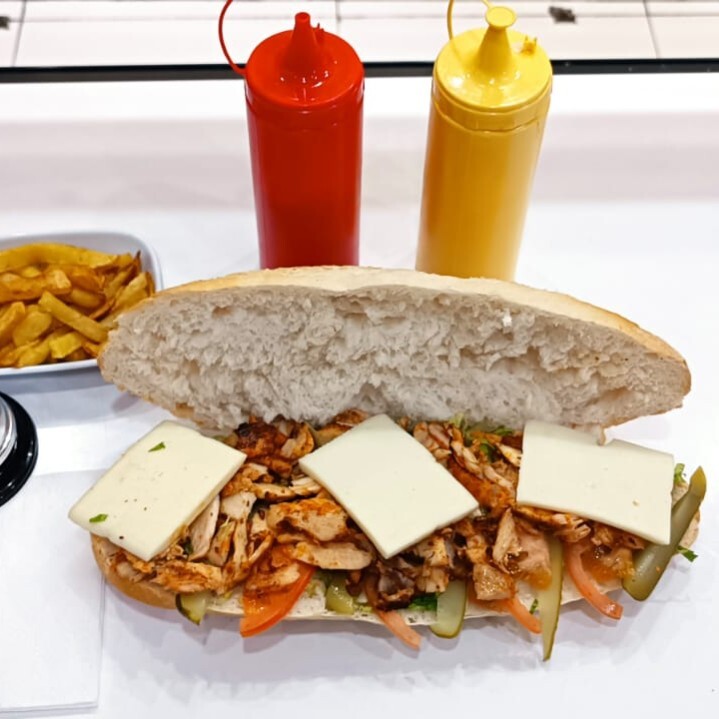Somun Ekmek Arası Patatesli Kaşarlı Tavuk Döner
