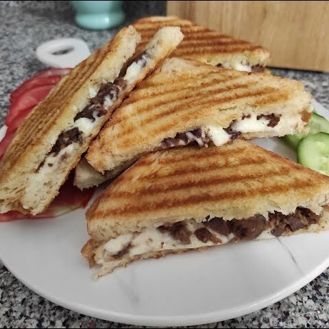 Baget ekmeğine Kavurma Kaşarlı tost