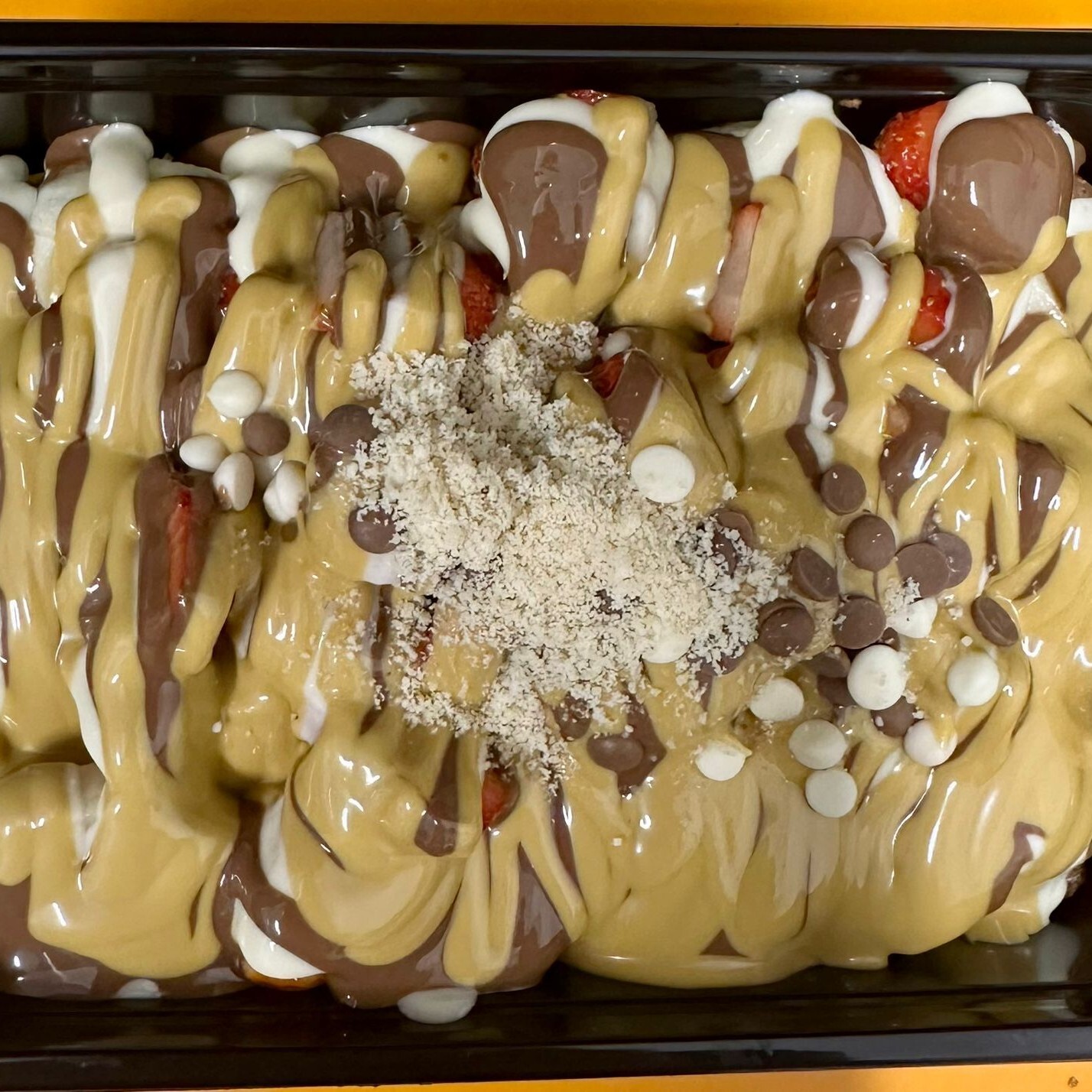 Caramel Çikolatalı Waffle Bowl (Dilimlenmiş hamur) +Coca Cola Menü