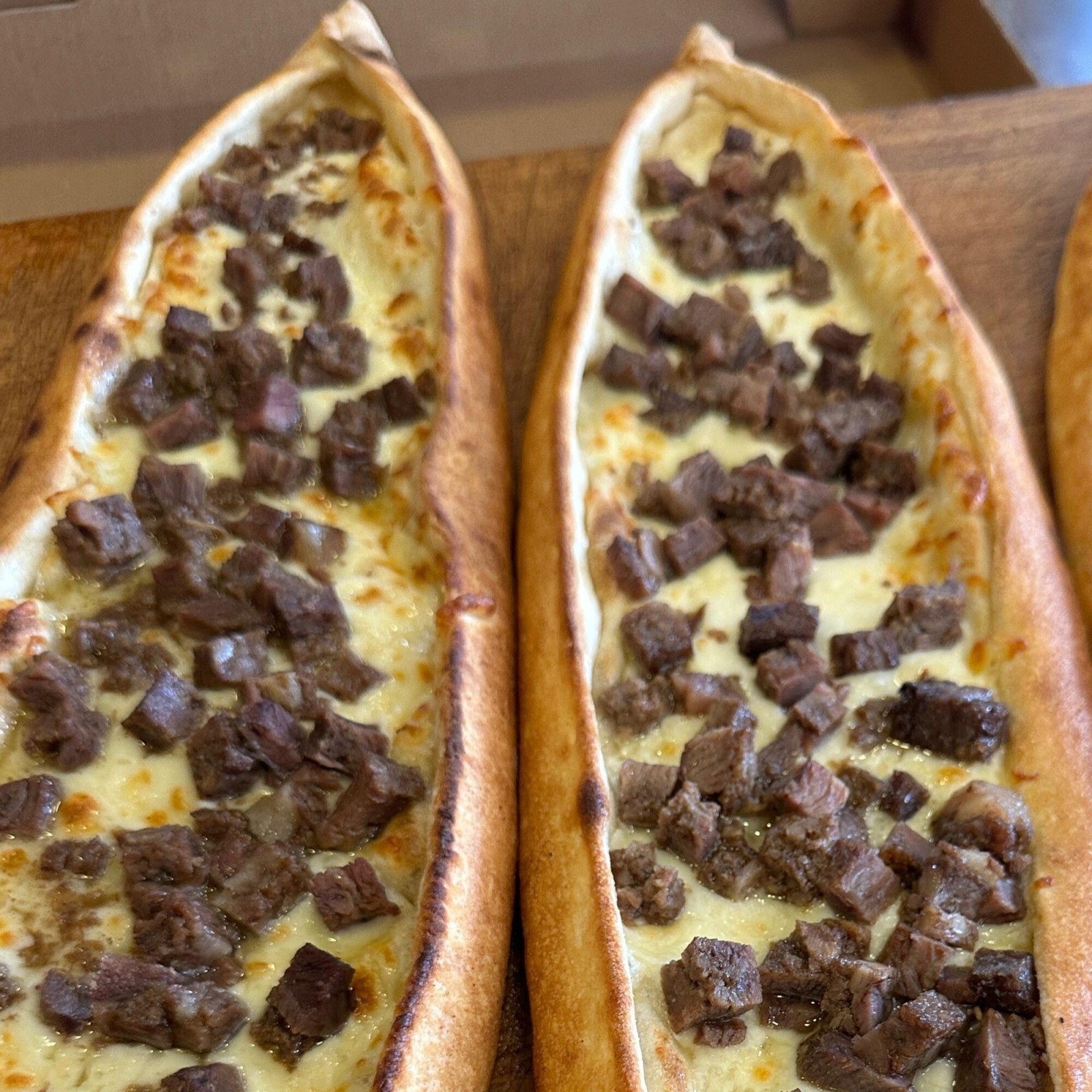 Kavurmalı Kaşarlı Pide