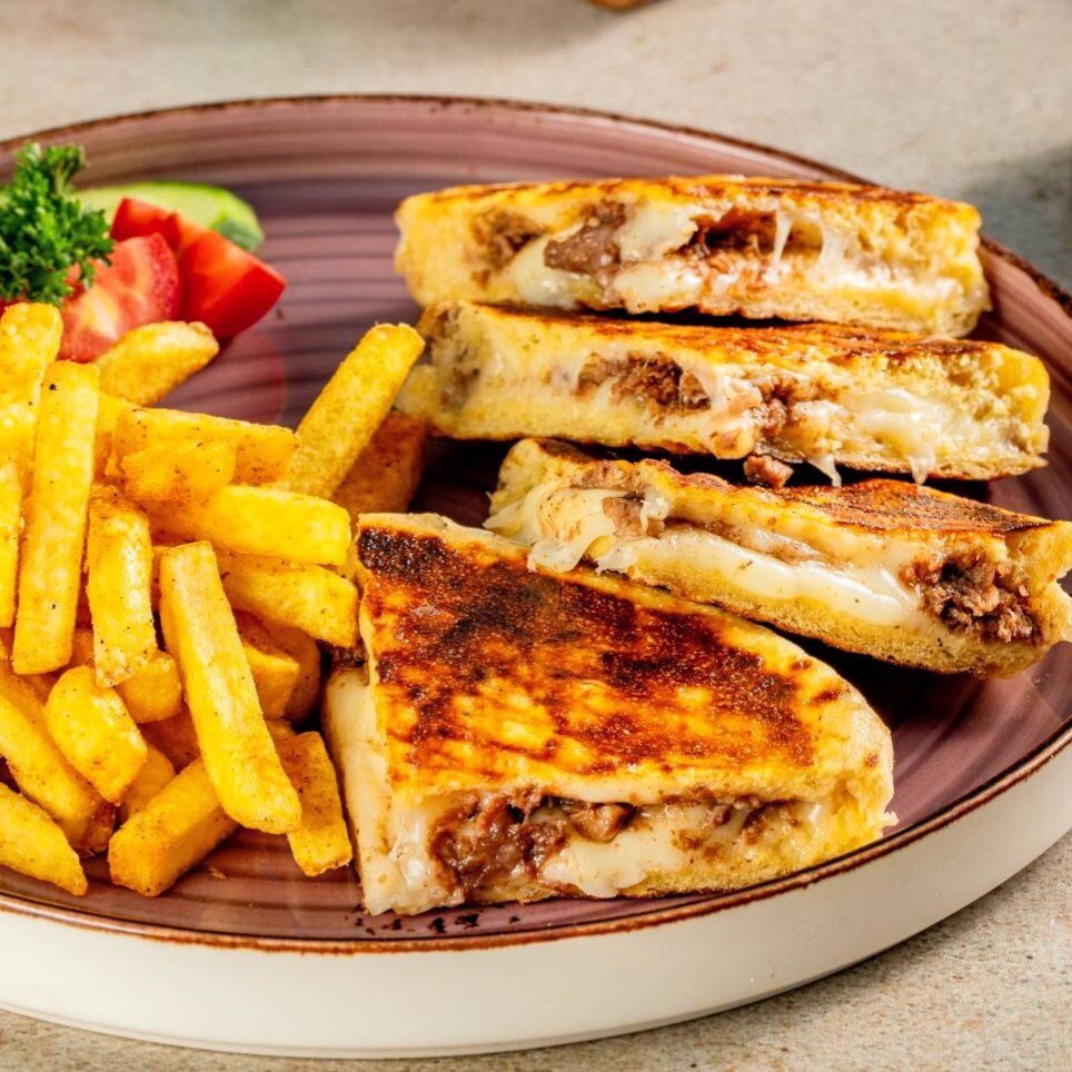 1 Kavurmalı Bazlama + 1 Sucuklu Bazlama + 1 Lt Coca Cola
