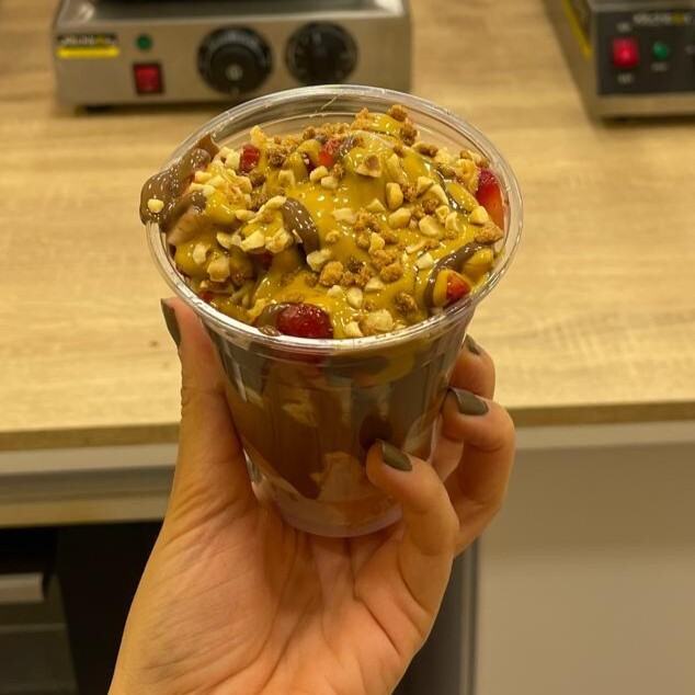 Sütlü Çikolatalı Çilekli Bardak Waffle