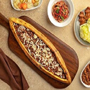 Kıymalı Kaşarlı Pide