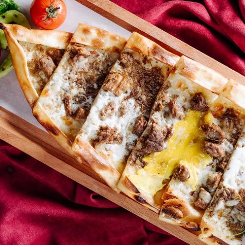 Kavurmalı Kaşarlı Yumurtalı Pide
